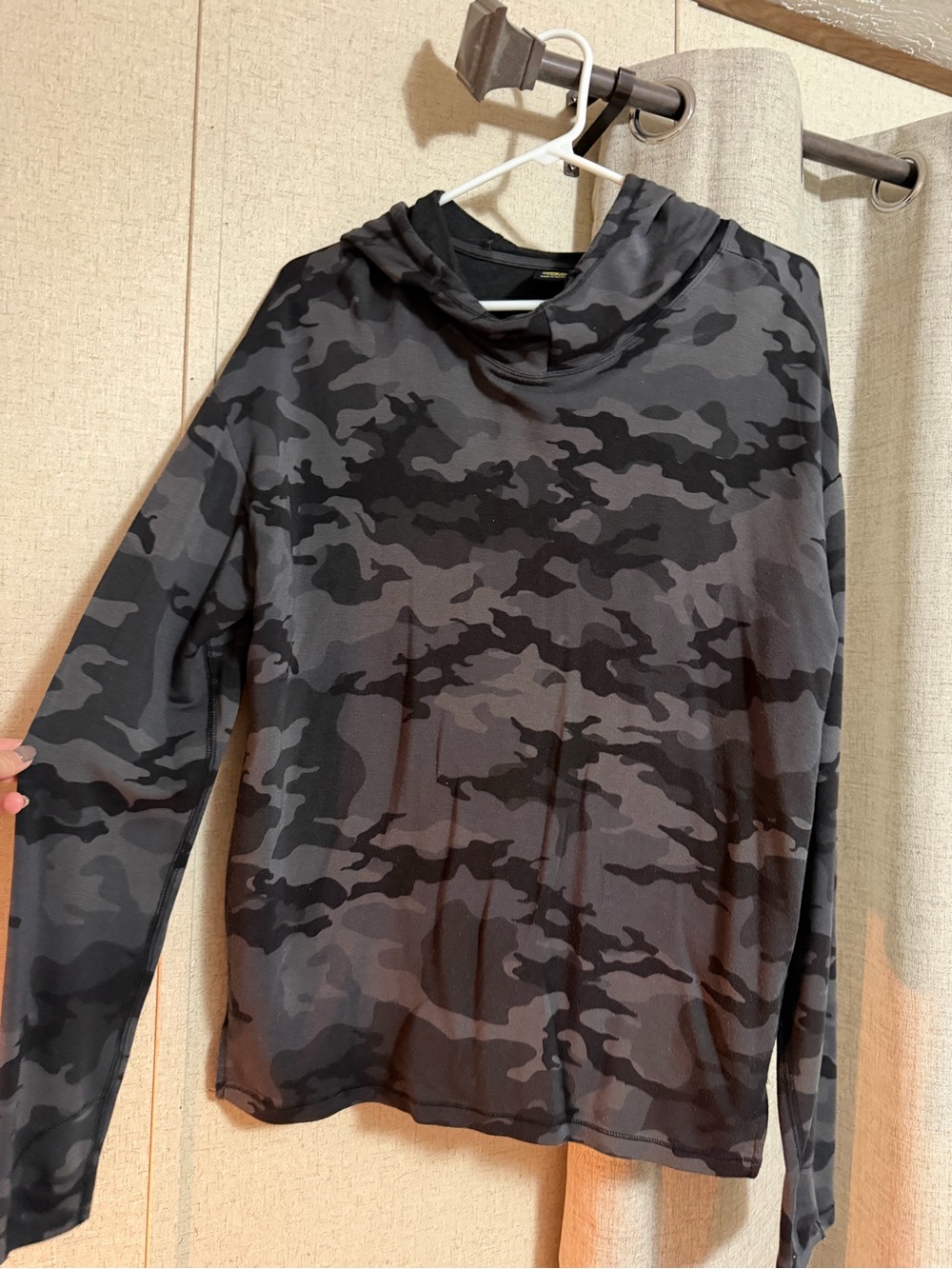 Women's Gray Camo Hooded Long-Sleeve Shirt - Picture 2 of 4